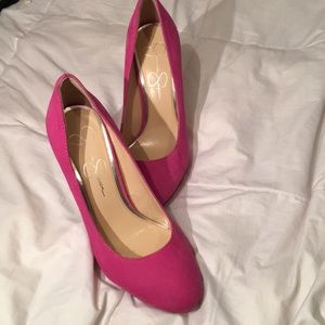 Jessica Simpson (fuchsia pumps)